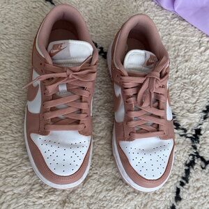 Nike Dunk low tennis shoes/ used/ size 6.5